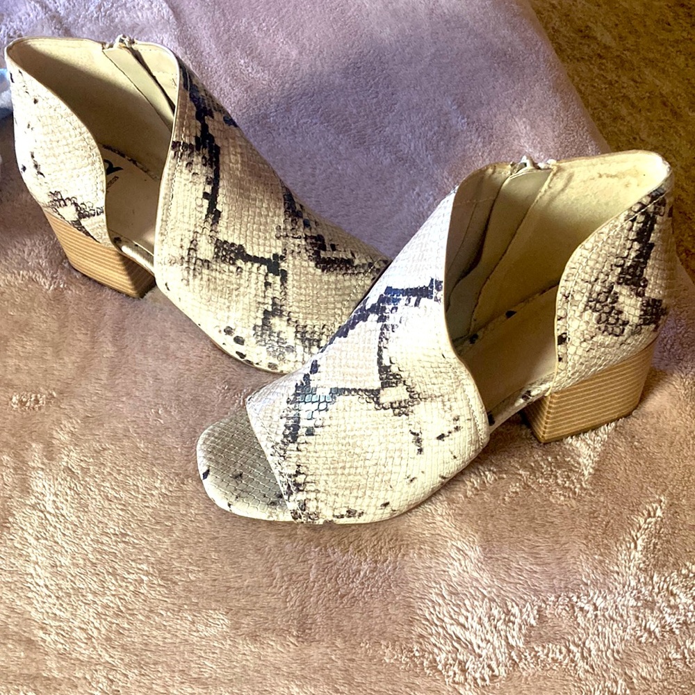 Fergalicious by fergie booties size 8 1/2, worn about twice.